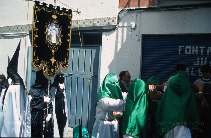 Spanien. Almunecar. Semana Santa. Religiöse Prozession.
März 1997. Spanien. Andalusien - Spain. Andalusia. - España Andalucía. Almunecar. Semana Santa. Religiöse Prozession zur Osterzeit. Katholizismus.
Schlüsselwörter: Almunecar;Andalucía;Andalusia;Andalusien;Costa del Sol;España;Ostern;Prozession;Religion;Semana Santa;Spain;1997;Spanien