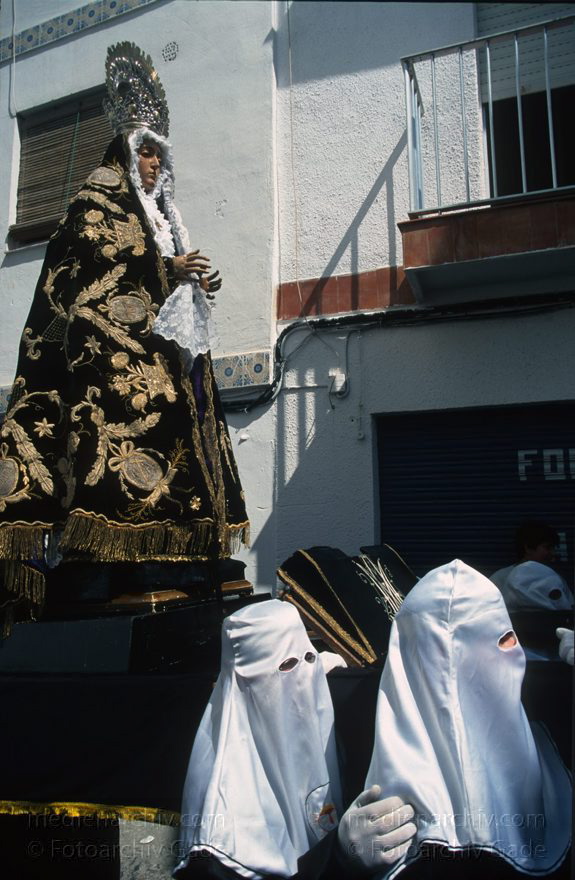 Spanien. Almunecar. Semana Santa. Religiöse Prozession.
März 1997. Spanien. Andalusien - Spain. Andalusia. - España Andalucía. Almunecar. Semana Santa. Religiöse Prozession zur Osterzeit. Katholizismus.
Schlüsselwörter: Almunecar;Andalucía;Andalusia;Andalusien;Costa del Sol;España;Ostern;Prozession;Religion;Semana Santa;Spain;1997;Spanien