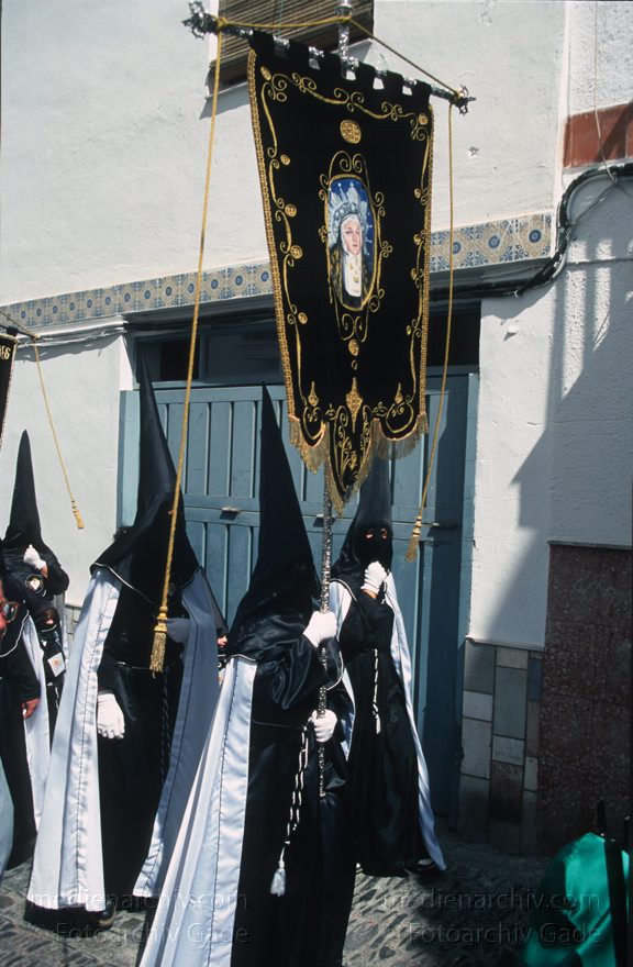 Spanien. Almunecar. Semana Santa. Religiöse Prozession
März 1997. Spanien. Andalusien - Spain. Andalusia. - España Andalucía. Almunecar. Semana Santa. Religiöse Prozession zur Osterzeit. Katholizismus.
Schlüsselwörter: Almunecar;Andalucía;Andalusia;Andalusien;Costa del Sol;España;Ostern;Prozession;Religion;Semana Santa;Spain;1997;Spanien