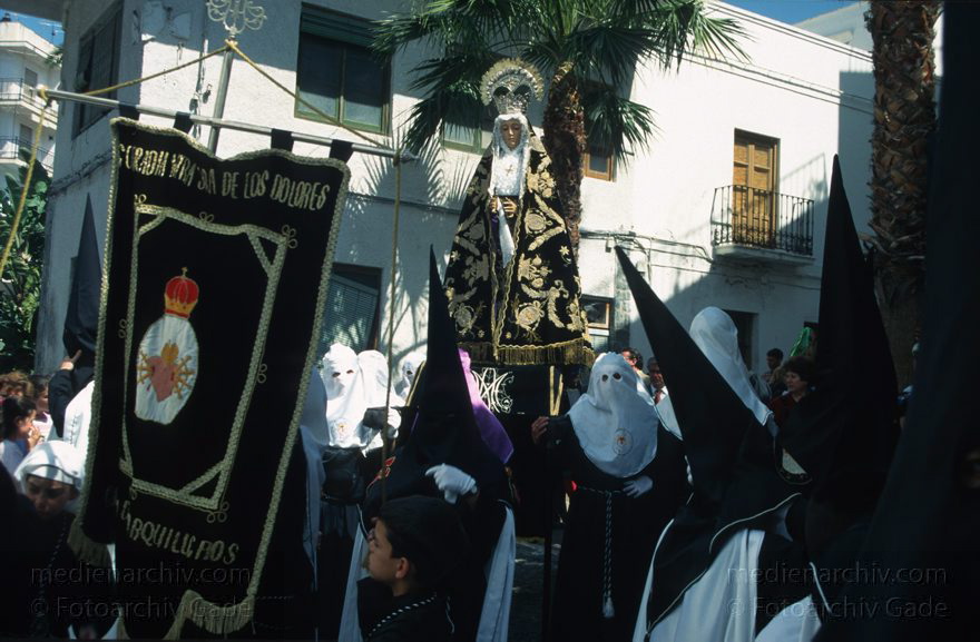 Spanien. Almunecar. Semana Santa. Religiöse Prozession.
März 1997. Spanien. Andalusien - Spain. Andalusia. - España Andalucía. Almunecar. Semana Santa. Religiöse Prozession zur Osterzeit. Katholizismus.
Schlüsselwörter: Almunecar;Andalucía;Andalusia;Andalusien;Costa del Sol;España;Ostern;Prozession;Religion;Semana Santa;Spain;1997;Spanien