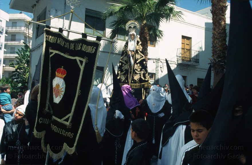 Spanien. Almunecar. Semana Santa. Religiöse Prozession.
März 1997. Spanien. Andalusien - Spain. Andalusia. - España Andalucía. Almunecar. Semana Santa. Religiöse Prozession zur Osterzeit. Katholizismus.
Schlüsselwörter: Almunecar;Andalucía;Andalusia;Andalusien;Costa del Sol;España;Ostern;Prozession;Religion;Semana Santa;Spain;1997;Spanien