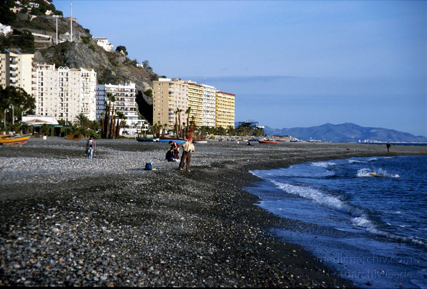 Spanien. Almunecar. Mittelmeer. Am Strand.
November 2000. Spanien. Andalusien. Costa del Sol. Almunecar. Strand. Mittelmeer
Schlüsselwörter: Almunecar;Andalusien;Costa del Sol;Meer;Spain;Spanien;Strand;2000;Mittelmeer