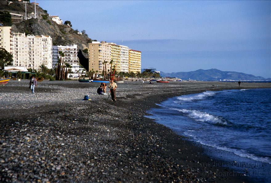 Spanien. Almunecar. Mittelmeer. Am Strand.
November 2000. Spanien. Andalusien. Costa del Sol. Almunecar. Mittelmeer. Strand
Schlüsselwörter: Almunecar;Andalusien;Costa del Sol;Meer;Spain;Spanien;Strand;2000;Mittelmeer