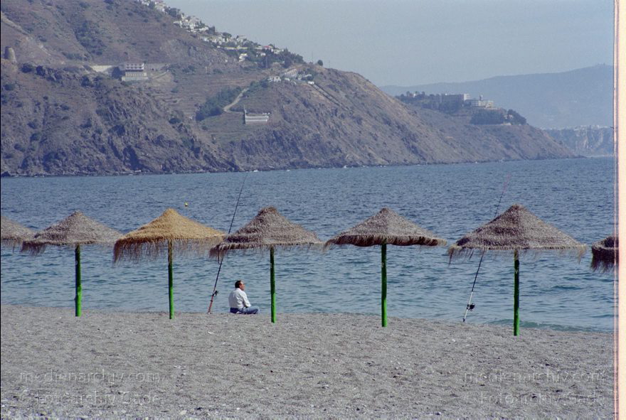 Spanien. Andalusien. Strand
Februar 2002. Spanien. Andalusien. Costa del Sol. Almunecar. Mittelmeer. Strand. Sonnenschirme. Berge. Küste
Schlüsselwörter: Almunecar;Andalusien;Angler;Costa del Sol;Meer;Mittelmeer;Sonnenschirme;Spain;Spanien;2002;Strand