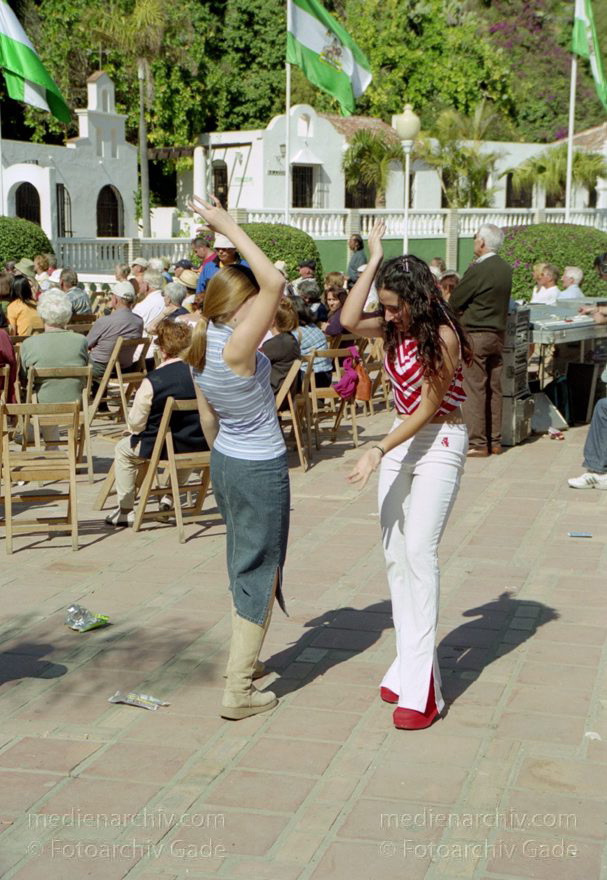 Spanien. Almunecar. Dia de Andalucia. Feier
28. 2. 2002. Spanien. Andalusien. Costa del Sol. Almunecar. Dia de Andalucia (Andalusientag) - Feierlichkeiten mit Flamenco - Tanz  und Bewirtung im Parque El Majuelo
Schlüsselwörter: Almunecar;Andalusien;Andalusientag;Costa del Sol;Feierlichkeiten;Flamenco;Spain;2002;Spanien