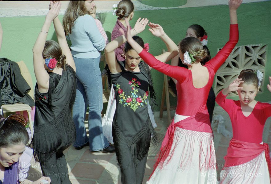 Spanien. Andalusien. Almunecar
28. 2. 2002. Spanien. Andalusien. Costa del Sol. Almunecar. Dia de Andalucia (Andalusientag) - Feierlichkeiten mit Flamenco - Tanz  und Bewirtung im Parque El Majuelo. Tanzende Mädchen
Schlüsselwörter: Almunecar;Andalusien;Andalusientag;Costa del Sol;Feierlichkeiten;Flamenco;Spain;Spanien;Tanz;2002;Mädchen