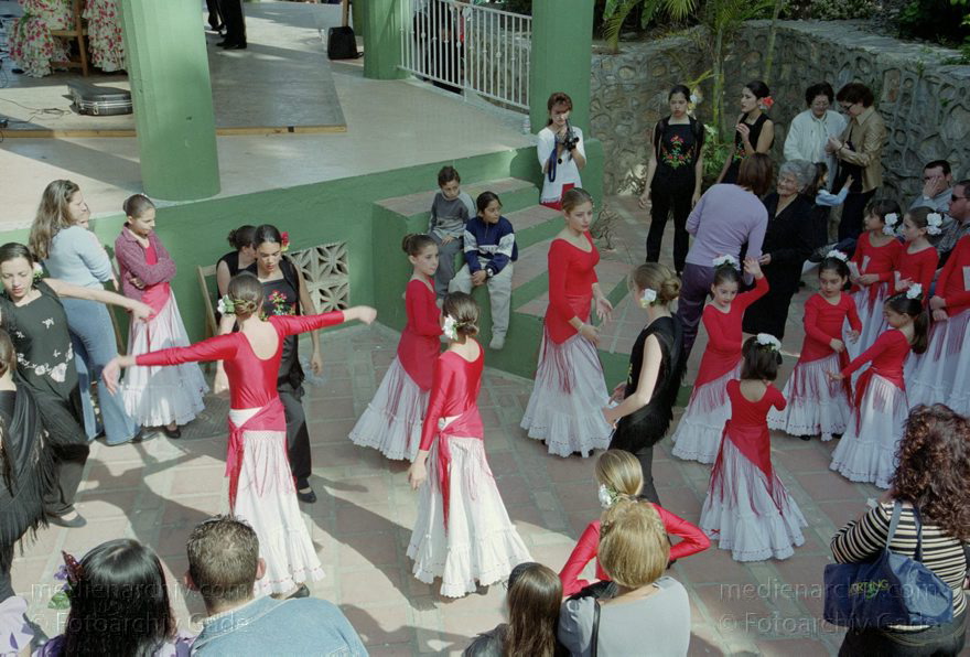 Spanien. Almunecar. Dia de Andalucia. Feier
28. 2. 2002. Spanien. Andalusien. Costa del Sol. Almunecar. Dia de Andalucia (Andalusientag) - Feierlichkeiten mit Flamenco - Tanz  und Bewirtung im Parque El Majuelo.
Schlüsselwörter: Almunecar;Andalusien;Andalusientag;Costa del Sol;Feierlichkeiten;Flamenco;Spain;2002;Spanien