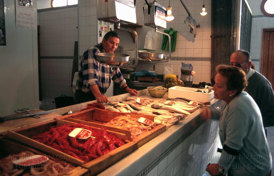 Spanien. Andalusien. Almunecar. Markt
1997, Spanien, Andalusien, Costa del Sol, Markt in Almunecar. Verkäufer und Kunden am Fischstand.
Schlüsselwörter: Almunecar;Costa del Sol;Fisch;Kunden;Markt;Spain;Spanien;1997;Verkäufer