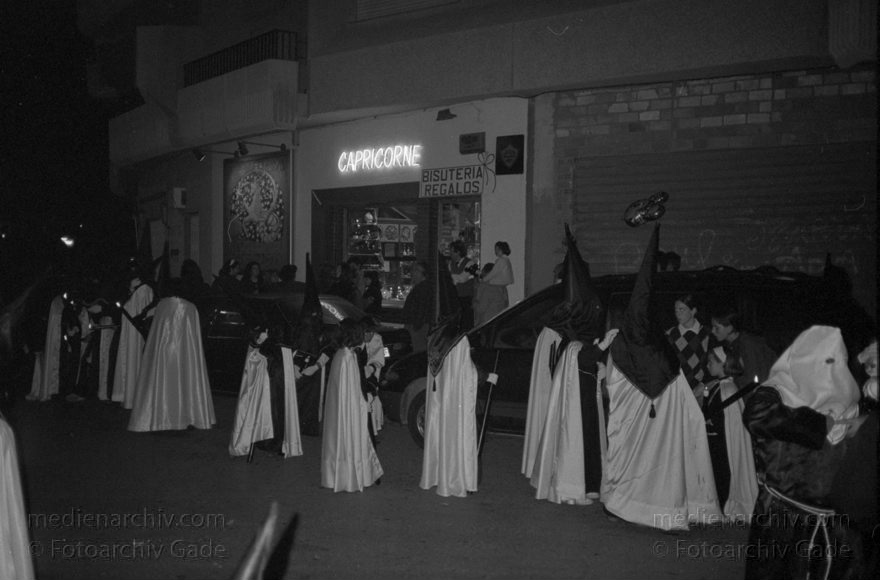 Spanien. Almunecar. Semana Santa. Religiöse Prozession.
März 1997. Spanien. Andalusien. Almunecar. Semana Santa. Heilige Woche (Palmsonntag bis Ostersonntag) - Spain. Andalusia. España. Andalucía.
Schlüsselwörter: Almunecar;Andalucía;Andalusia;Andalusien;Costa del Sol;Espana;España;Prozession;Religion;Semana Santa;Spain;1997;Spanien