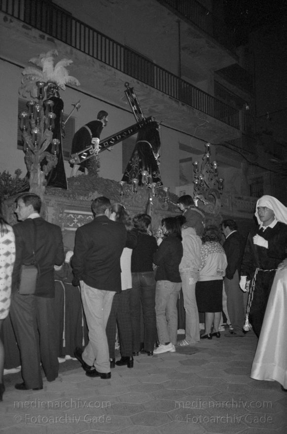 Spanien. Almunecar. Semana Santa. Religiöse Prozession.
März 1997. Spanien. Andalusien. Almunecar. Semana Santa. Heilige Woche (Palmsonntag bis Ostersonntag) - Spain. Andalusia. España. Andalucía.
Schlüsselwörter: Almunecar;Andalucía;Andalusia;Andalusien;Costa del Sol;Espana;España;Prozession;Religion;Semana Santa;Spain;1997;Spanien