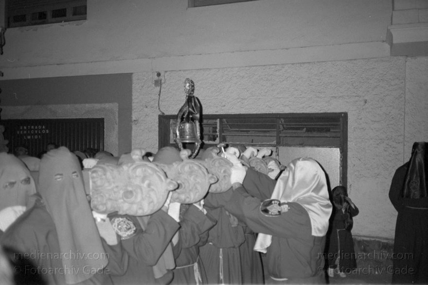 Spanien. Almunecar. Semana Santa. Religiöse Prozession.
März 1997. Spanien. Andalusien. Almunecar. Semana Santa. Heilige Woche (Palmsonntag bis Ostersonntag) - Spain. Andalusia. España. Andalucía.
Schlüsselwörter: Almunecar;Andalucía;Andalusia;Andalusien;Costa del Sol;Espana;España;Prozession;Religion;Semana Santa;Spain;1997;Spanien