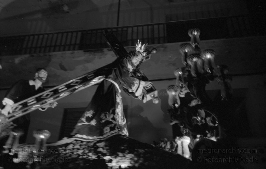 Spanien. Almunecar. Semana Santa. Religiöse Prozession.
März 1997. Spanien. Andalusien. Almunecar. Semana Santa. Heilige Woche (Palmsonntag bis Ostersonntag) - Spain. Andalusia. España. Andalucía.
Schlüsselwörter: Almunecar;Andalucía;Andalusia;Andalusien;Costa del Sol;Espana;España;Prozession;Religion;Semana Santa;Spain;1997;Spanien