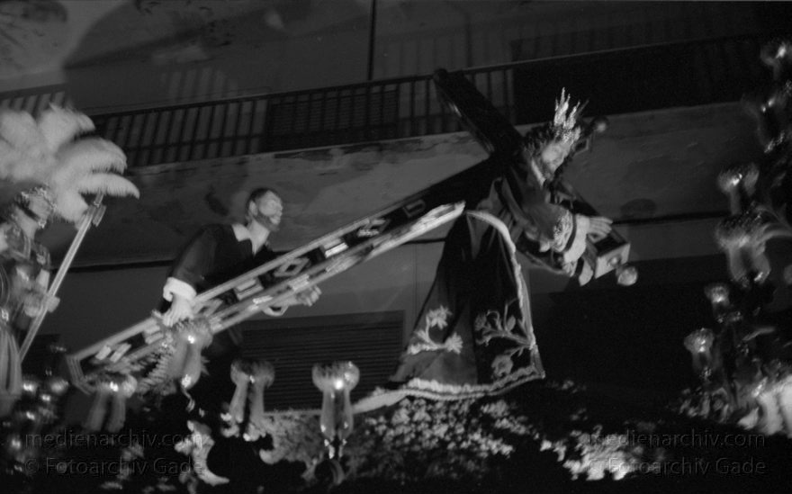 Spanien. Almunecar. Semana Santa. Religiöse Prozession.
März 1997. Spanien. Andalusien. Almunecar. Semana Santa. Heilige Woche (Palmsonntag bis Ostersonntag) - Spain. Andalusia. España. Andalucía.
Schlüsselwörter: Almunecar;Andalucía;Andalusia;Andalusien;Costa del Sol;Espana;España;Prozession;Religion;Semana Santa;Spain;1997;Spanien