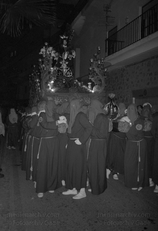 Spanien. Almunecar. Semana Santa. Religiöse Prozession.
März 1997. Spanien. Andalusien. Almunecar. Semana Santa. Heilige Woche (Palmsonntag bis Ostersonntag) - Spain. Andalusia. España. Andalucía.
Schlüsselwörter: Almunecar;Andalucía;Andalusia;Andalusien;Costa del Sol;Espana;España;Prozession;Religion;Semana Santa;Spain;1997;Spanien