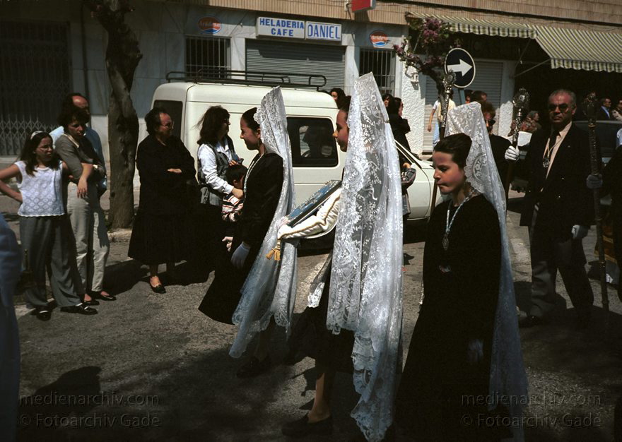 Spanien. Almunecar. Semana Santa. Religiöse Prozession.
März 1993. Spanien. Andalusien. Semana Santa in Almunecar. Prozession. Umzug. Viele Teilnehmer tragen Umhänge mit spitzen Kapuzen.
Schlüsselwörter: Almunecar;Andalusien;Costa del Sol;Prozession;Semana Santa;Spain;1993;Spanien