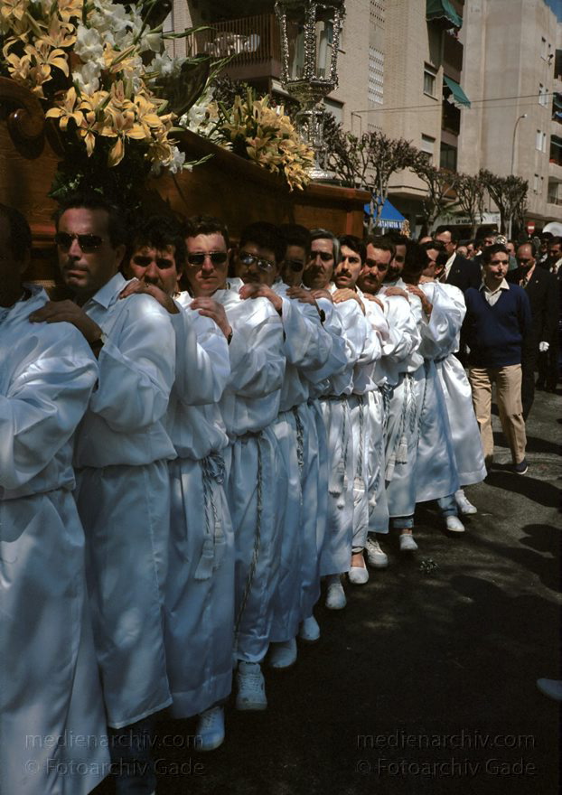 Spanien. Almunecar. Semana Santa. Religiöse Prozession.
März 1993. Spanien. Andalusien. Semana Santa in Almunecar. Prozession. Umzug. Viele Teilnehmer tragen Umhänge mit spitzen Kapuzen.
Schlüsselwörter: Almunecar;Andalusien;Costa del Sol;Prozession;Semana Santa;Spain;1993;Spanien
