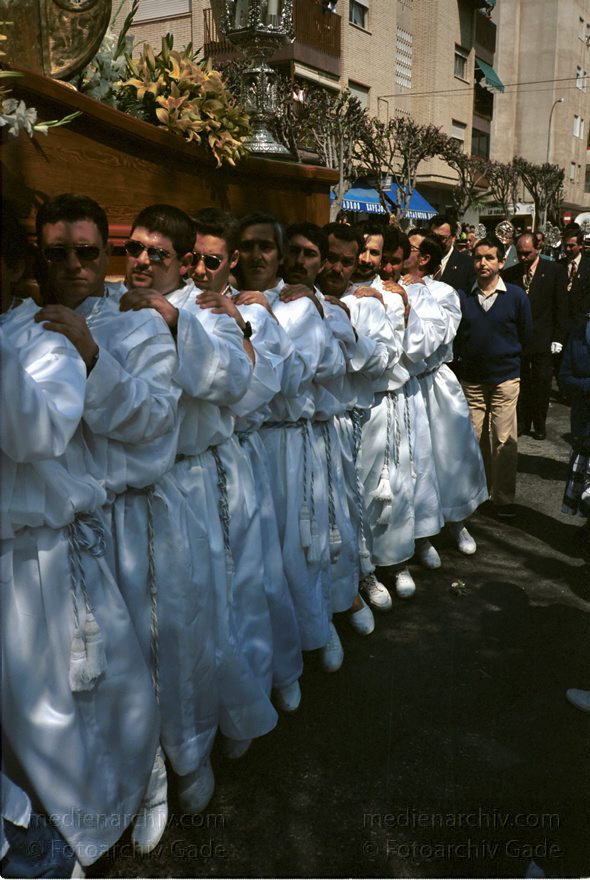 Spanien. Almunecar. Semana Santa. Religiöse Prozession.
März 1993. Spanien. Andalusien. Semana Santa in Almunecar. Prozession. Umzug. Viele Teilnehmer tragen Umhänge mit spitzen Kapuzen.
Schlüsselwörter: Almunecar;Andalusien;Costa del Sol;Prozession;Semana Santa;Spain;1993;Spanien