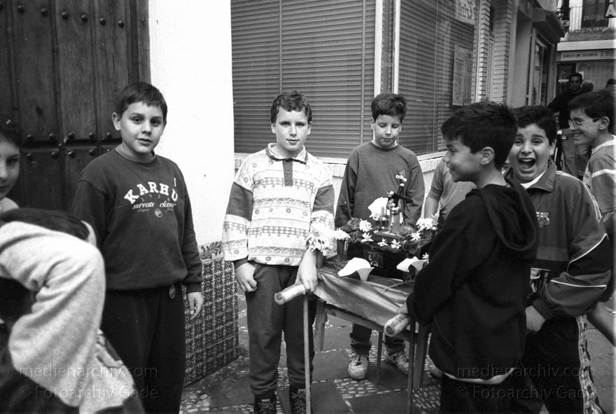 Spanien. Almunecar. Semana Santa. Religiöse Prozession.
März 1993. Spanien. Andalusien. Semana Santa in Almunecar. Jugendliche üben eine Prozession.
Schlüsselwörter: Almunecar;Andalusien;Costa del Sol;Prozession;Semana Santa;Spain;1993;Spanien
