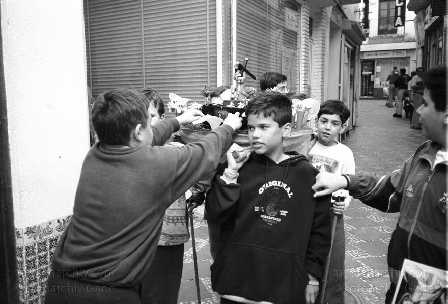 Spanien. Almunecar. Semana Santa. Religiöse Prozession.
März 1993. Spanien. Andalusien. Semana Santa in Almunecar. Jugendliche üben eine Prozession.
Schlüsselwörter: Almunecar;Andalusien;Costa del Sol;Prozession;Semana Santa;Spain;1993;Spanien