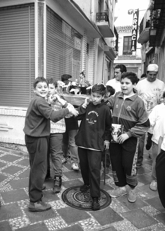 Spanien. Almunecar. Semana Santa. Religiöse Prozession.
März 1993. Spanien. Andalusien. Semana Santa in Almunecar. Jugendliche üben eine Prozession.
Schlüsselwörter: Almunecar;Andalusien;Costa del Sol;Prozession;Semana Santa;Spain;1993;Spanien