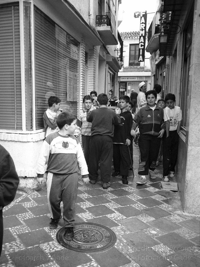 Spanien. Almunecar. Semana Santa. Religiöse Prozession.
März 1993. Spanien. Andalusien. Semana Santa in Almunecar. Jugendliche üben eine Prozession.
Schlüsselwörter: Almunecar;Andalusien;Costa del Sol;Prozession;Semana Santa;Spain;1993;Spanien