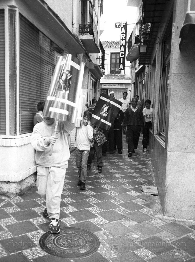 Spanien. Almunecar. Semana Santa. Religiöse Prozession.
März 1993. Spanien. Andalusien. Semana Santa in Almunecar. Jugendliche üben eine Prozession.
Schlüsselwörter: Almunecar;Andalusien;Costa del Sol;Prozession;Semana Santa;Spain;1993;Spanien