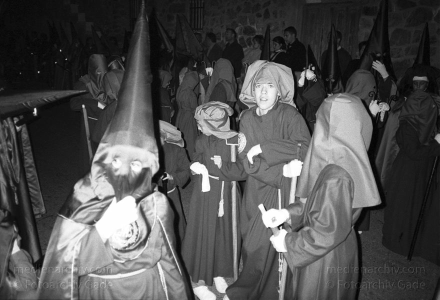 Spanien. Almunecar. Semana Santa. Religiöse Prozession.
März 1993. Spanien. Andalusien. Semana Santa in Almunecar. Jugendliche mit spitzen Kapuzen bei einer Prozession.
Schlüsselwörter: Almunecar;Andalusien;Costa del Sol;Prozession;Religion;Semana Santa;Spain;1993;Spanien