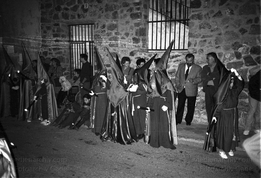 Spanien. Almunecar. Semana Santa. Religiöse Prozession.
März 1993. Spanien. Andalusien. Semana Santa in Almunecar. Jugendliche mit spitzen Kapuzen bei einer Prozession.
Schlüsselwörter: Almunecar;Andalusien;Costa del Sol;Prozession;Semana Santa;Spain;1993;Spanien