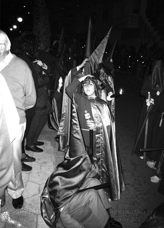 Spanien. Almunecar. Semana Santa. Religiöse Prozession.
März 1993. Spanien. Andalusien. Semana Santa in Almunecar. Jugendliche mit spitzen Kapuzen bei einer Prozession.
Schlüsselwörter: Almunecar;Andalusien;Costa del Sol;Prozession;Semana Santa;Spain;1993;Spanien