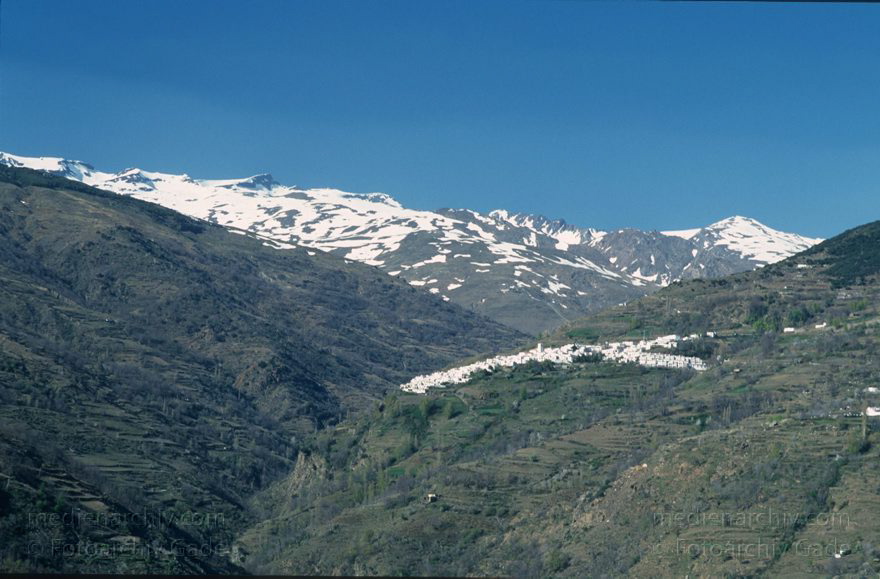 Spanien. Andalusien. Alpujarras
März 1997. Spanien. Andalusien - Spain. Andalusia. - España Andalucía. Gebirgsregion Alpujarras  größtenteils in der Provinz Granada. Schneebedeckte Gipfel.
Schlüsselwörter: Alpujarras;Andalucía;Andalusia;Andalusien;Berge;España;Gebirge;Spain;1997;Spanien