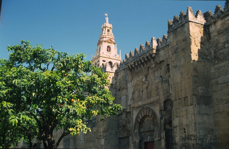 Spanien. Andalusien. Cordoba
März 1997. Spanien. Andalusien. Cordoba. - Spain. Andalusia. Córdoba  - España. Andalucía. Mezquita de Córdoba. Große Moschee von Córdoba. 1236, im Jahr, in dem Ferdinand III. von Kastilien Córdoba von den Mauren zurückeroberte, wurde die Moschee zur christlichen Kirche geweiht.
Schlüsselwörter: Andalucía;Andalusia;Andalusien;Cordoba;Córdoba;España;Kirche;Mezquita;Moschee;Spain;Spanien;1997;Säulen