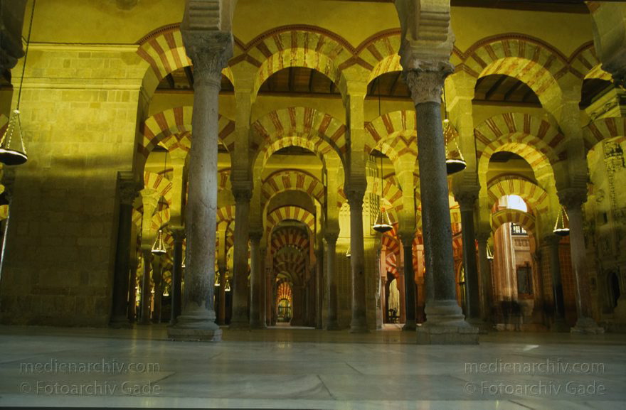 Spanien. Andalusien. Cordoba
März 1997. Spanien. Andalusien. Cordoba. - Spain. Andalusia. Córdoba  - España. Andalucía. Mezquita de Córdoba. Große Moschee von Córdoba. 1236, im Jahr, in dem Ferdinand III. von Kastilien Córdoba von den Mauren zurückeroberte, wurde die Moschee zur christlichen Kirche geweiht.
Schlüsselwörter: Andalucía;Andalusia;Andalusien;Cordoba;Córdoba;España;Kirche;Mezquita;Moschee;Spain;Spanien;1997;Säulen
