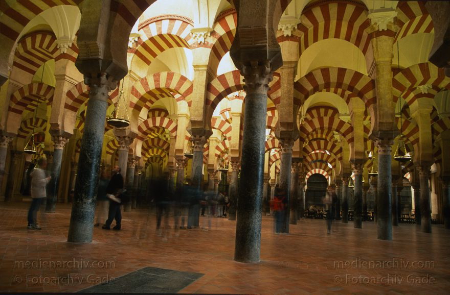 Spanien. Andalusien. Cordoba
März 1997. Spanien. Andalusien. Cordoba. - Spain. Andalusia. Córdoba  - España. Andalucía. Mezquita de Córdoba. Große Moschee von Córdoba. 1236, im Jahr, in dem Ferdinand III. von Kastilien Córdoba von den Mauren zurückeroberte, wurde die Moschee zur christlichen Kirche geweiht.
Schlüsselwörter: Andalucía;Andalusia;Andalusien;Cordoba;Córdoba;España;Kirche;Mezquita;Moschee;Spain;Spanien;1997;Säulen