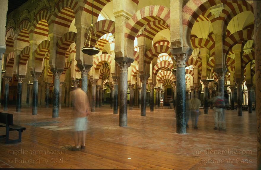 Spanien. Andalusien. Cordoba
März 1997. Spanien. Andalusien. Cordoba. - Spain. Andalusia. Córdoba  - España. Andalucía. Mezquita de Córdoba. Große Moschee von Córdoba. 1236, im Jahr, in dem Ferdinand III. von Kastilien Córdoba von den Mauren zurückeroberte, wurde die Moschee zur christlichen Kirche geweiht.
Schlüsselwörter: Andalucía;Andalusia;Andalusien;Cordoba;Córdoba;España;Kirche;Mezquita;Moschee;Spain;Spanien;1997;Säulen