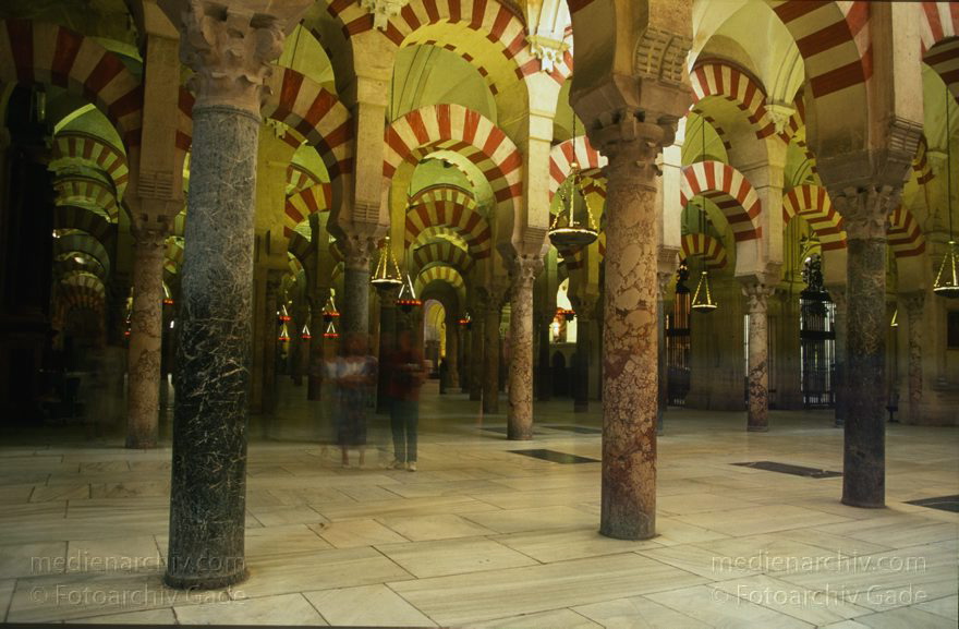 Spanien. Andalusien. Cordoba
März 1997. Spanien. Andalusien. Cordoba. - Spain. Andalusia. Córdoba  - España. Andalucía. Mezquita de Córdoba. Große Moschee von Córdoba. 1236, im Jahr, in dem Ferdinand III. von Kastilien Córdoba von den Mauren zurückeroberte, wurde die Moschee zur christlichen Kirche geweiht.
Schlüsselwörter: Andalucía;Andalusia;Andalusien;Cordoba;Córdoba;España;Kirche;Mezquita;Moschee;Spain;Spanien;1997;Säulen