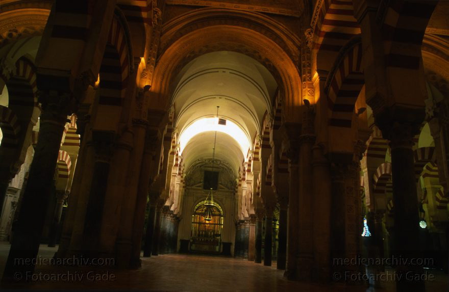 Spanien. Andalusien. Cordoba
März 1997. Spanien. Andalusien. Cordoba. - Spain. Andalusia. Córdoba  - España. Andalucía. Mezquita de Córdoba. Große Moschee von Córdoba. 1236, im Jahr, in dem Ferdinand III. von Kastilien Córdoba von den Mauren zurückeroberte, wurde die Moschee zur christlichen Kirche geweiht.
Schlüsselwörter: Andalucía;Andalusia;Andalusien;Cordoba;Córdoba;España;Kirche;Mezquita;Moschee;Spain;Spanien;1997;Säulen