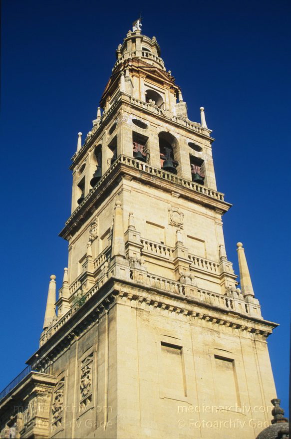 Spanien. Andalusien. Cordoba
März 1997. Spanien. Andalusien. Cordoba. - Spain. Andalusia. Córdoba  - España. Andalucía. Mezquita de Córdoba. Große Moschee von Córdoba. 1236, im Jahr, in dem Ferdinand III. von Kastilien Córdoba von den Mauren zurückeroberte, wurde die Moschee zur christlichen Kirche geweiht. Zum Glockenturm umgebautes Minarett.
Schlüsselwörter: Andalucía;Andalusia;Andalusien;Cordoba;Córdoba;España;Spain;1997;Spanien