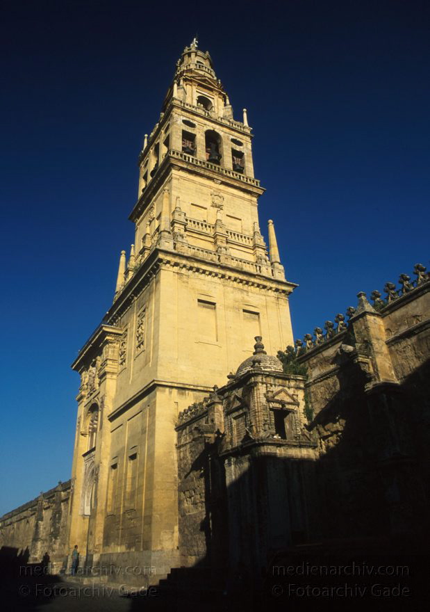 Spanien. Andalusien. Cordoba
"März 1997. Spanien. Andalusien. Córdoba. Mezquita. Ehemals ""Wald der tausend Säulen"" genannt. Nach 1236 ließen Christenkönige nach und nach Säulen abreißen und mitten in der Moschee eine Kathedrale bauen."
Schlüsselwörter: Andalusien;Cordoba;Spain;1997;Spanien