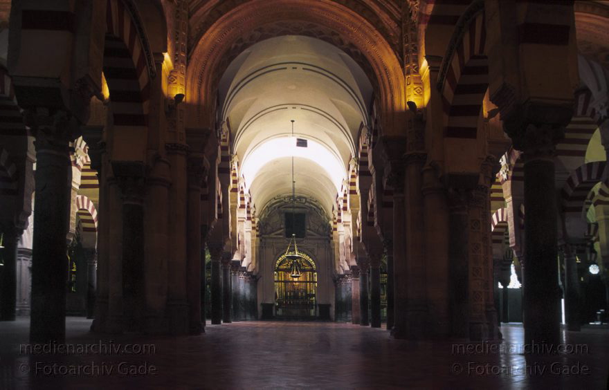 Spanien. Andalusien. Cordoba
"März 1997. Spanien. Andalusien. Córdoba. Mezquita. Ehemals ""Wald der tausend Säulen"" genannt. Nach 1236 ließen Christenkönige nach und nach Säulen abreißen und mitten in der Moschee eine Kathedrale bauen."
Schlüsselwörter: Cordoba;Mezquita;Spain;Andalusien;Spanien