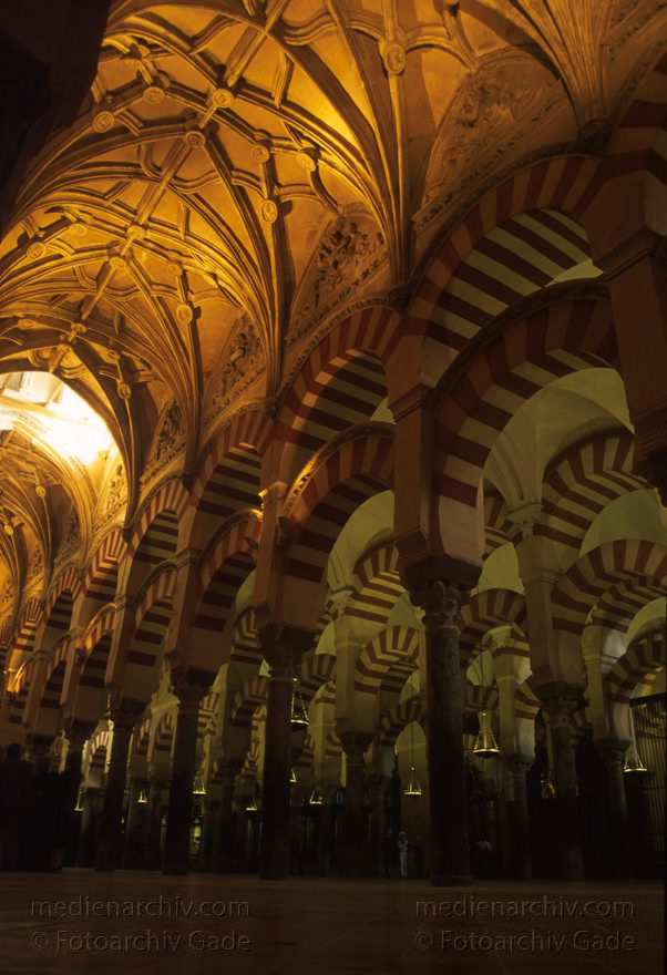 Spanien. Andalusien. Cordoba
"März 1997. Spanien. Andalusien. Córdoba. Mezquita. Ehemals ""Wald der tausend Säulen"" genannt. Nach 1236 ließen Christenkönige nach und nach Säulen abreißen und mitten in der Moschee eine Kathedrale bauen."
Schlüsselwörter: Cordoba;Mezquita;Spain;Andalusien;Spanien