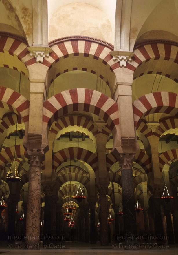 Spanien. Andalusien. Cordoba
"März 1997. Spanien. Andalusien. Córdoba. Mezquita. Ehemals ""Wald der tausend Säulen"" genannt. Nach 1236 ließen Christenkönige nach und nach Säulen abreißen und mitten in der Moschee eine Kathedrale bauen."
Schlüsselwörter: Cordoba;Mezquita;Spain;Andalusien;Spanien