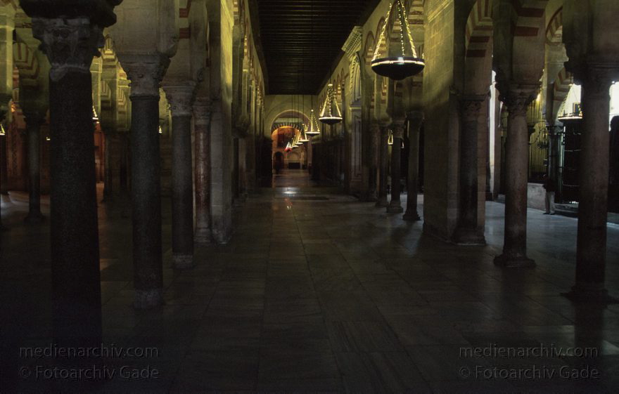 Spanien. Andalusien. Cordoba
"März 1997. Spanien. Andalusien. Córdoba. Mezquita. Ehemals ""Wald der tausend Säulen"" genannt. Nach 1236 ließen Christenkönige nach und nach Säulen abreißen und mitten in der Moschee eine Kathedrale bauen."
Schlüsselwörter: Cordoba;Mezquita;Spain;Andalusien;Spanien