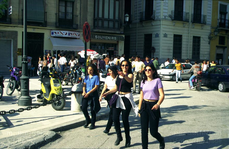Spanien. Andalusien. Granada
1997. Spanien. Andalusien. Granada. Studenten. Vier junge Frauen.
Schlüsselwörter: Andalusien;Granada;Spain;1997;Spanien