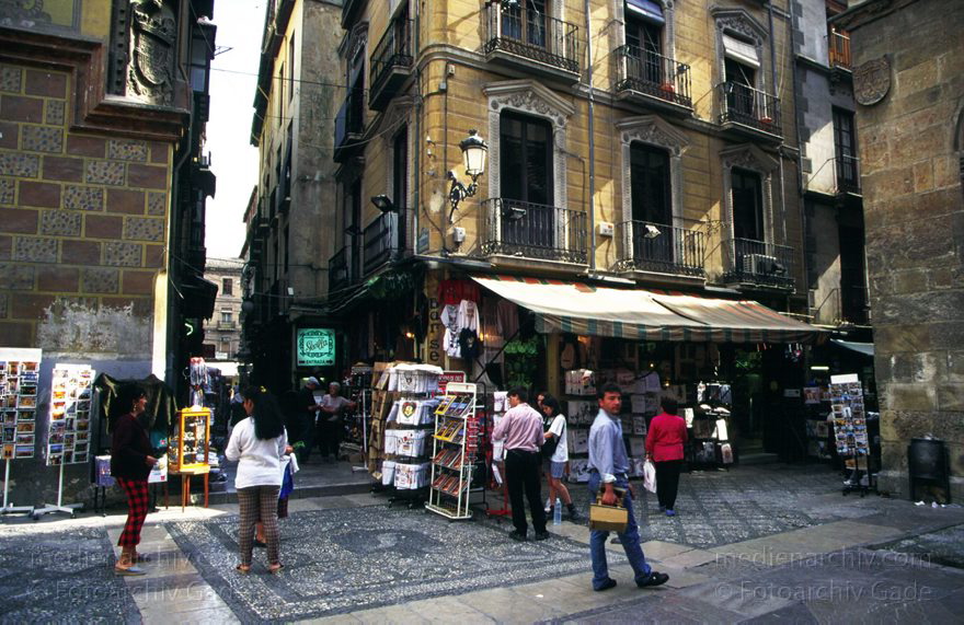 Spanien. Andalusien. Granada
1997. Spanien. Andalusien. Granada. Souvenirshop
Schlüsselwörter: Andalusien;Granada;Souvenirshop;Spain;1997;Spanien