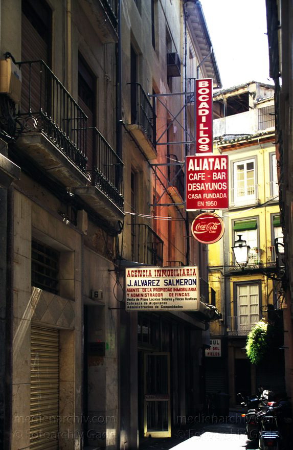 Spanien. Andalusien. Granada
1997. Spanien. Andalusien. Granada. Gasse mit enger Bebauung, kleinen Balkons und beleuchteter Reklame.
Schlüsselwörter: Andalusien;Gasse;Granada;Reklame;Spain;1997;Spanien