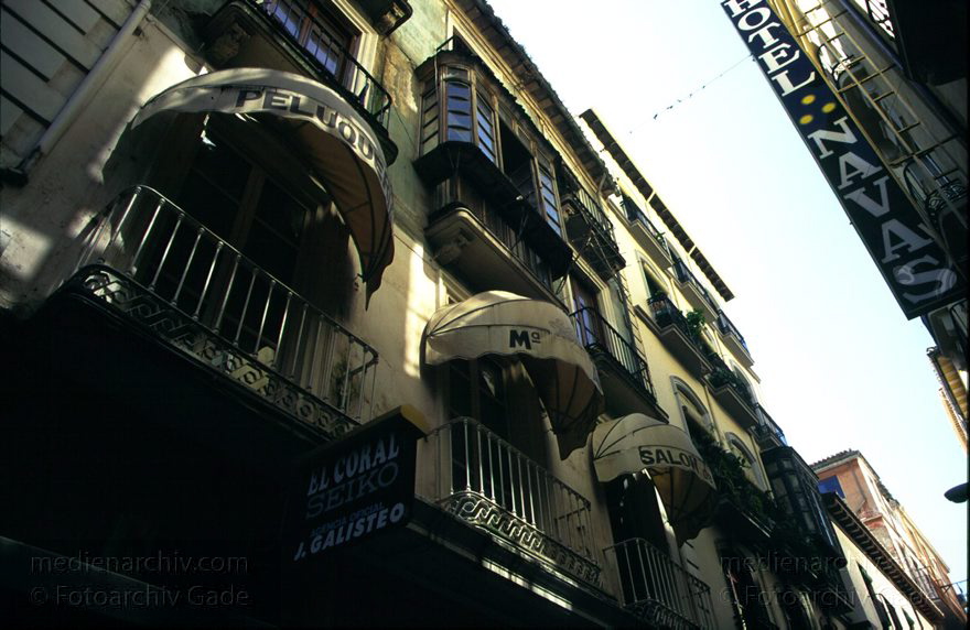 Spanien. Andalusien. Granada
1997. Spanien. Andalusien. Granada. Fassade mit Balkons und halbrunden Markisen.
Schlüsselwörter: Andalusien;Balkons;Granada;Markisen;Spain;1997;Spanien