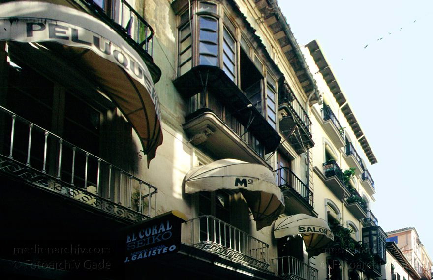 Spanien. Andalusien. Granada
1997. Spanien. Andalusien. Granada. Fassade mit Balkons und Markisen.
Schlüsselwörter: Andalusien;Balkons;Granada;Markisen;Spain;1997;Spanien