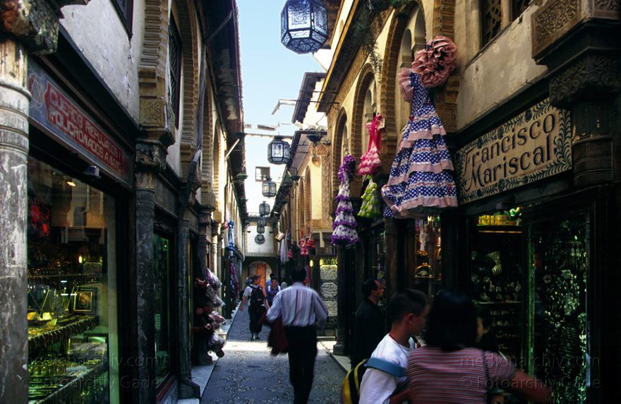 Spanien. Andalusien. Granada
1997. Spanien. Andalusien. Granada. Gasse mit vielen Geschäften für Souvenirs, Kitsch, Kunst und Antiquitäten.
Schlüsselwörter: Andalusien;Gasse;Geschäfte;Granada;Shops;Souvenirs;Spain;1997;Spanien