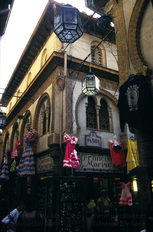 Spanien. Andalusien. Granada
1997. Spanien. Andalusien. Granada. Enge Gassen. Fassaden mit maurischer Architektur. Souvenirshops.
Schlüsselwörter: Andalusien;Gasse;Granada;maurisch;Souvenirs;Spain;1997;Spanien