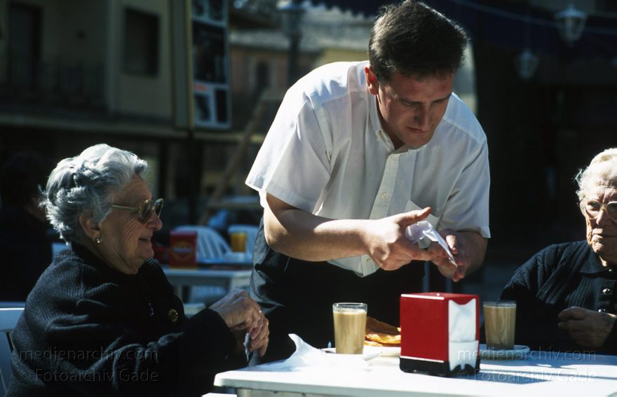 Spanien. Andalusien. Granada
März 1997. Spanien. Andalusien. Granada.  Churros (heiße, in Fett gebackene Teigstreifen, die in Schokolade getunkt werden)auf der Plaza.
Schlüsselwörter: Andalusien;Granada;Spain;1997;Spanien